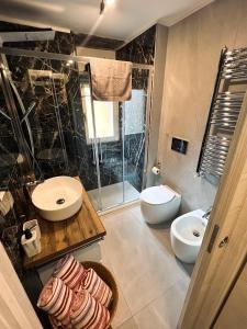 uma casa de banho com 2 lavatórios e um chuveiro em Kiko's Lodge - Historical apartment in Como em Como