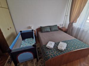 Uma cama ou camas num quarto em Apartman Monaco