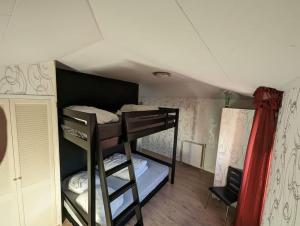 Двухъярусная кровать или двухъярусные кровати в номере Chalet Anloo, van harte welkom.
