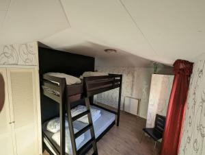 een groep stapelbedden in een kamer bij Chalet Anloo, van harte welkom. in Anloo