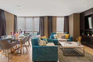 un soggiorno con tavolo e una sala da pranzo di Beautiful Duplex - Sleeps 10 a Londra