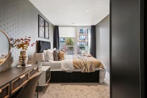 una camera con letto e finestra di Beautiful Duplex - Sleeps 10 a Londra