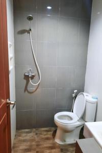 La salle de bains est pourvue d'une douche et de toilettes. dans l'établissement OYO 93145 Pondok Alam Syariah, à Jakarta