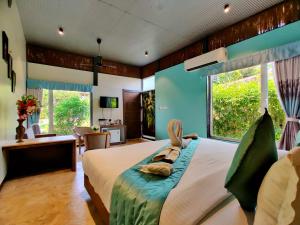 een slaapkamer met een groot bed en een groot raam bij Lion Signature Family Resort in Sasan Gir