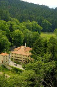 eine Luftansicht eines Gebäudes inmitten eines Waldes in der Unterkunft Hotel Rifugio la Foresta in Vallombrosa