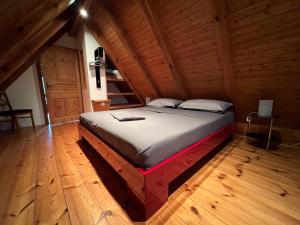 1 dormitorio con 1 cama en una habitación de madera en Mueritzblick47 en Marienfelde