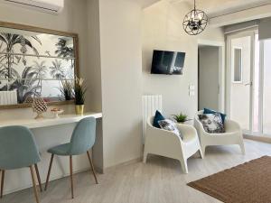 a living room with two chairs and a table at Casa Barú Scicli in Scicli