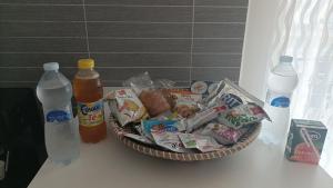 - un panier de nourriture sur un comptoir avec des bouteilles d'eau dans l'établissement Suite in città, à Naples