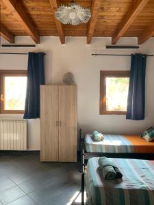 um quarto com 2 camas e um tecto de madeira em Monolocali del Montecontessa by SMART-HOME 