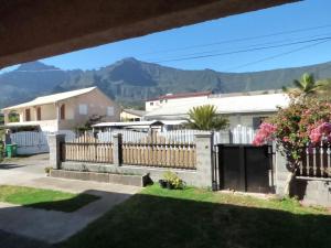 Vista general de una montaña o vista desde la casa de huéspedes