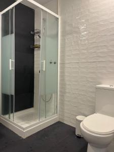 uma casa de banho com um chuveiro e um WC. em Zena Park em Odivelas