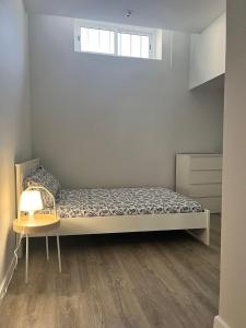 a small bedroom with a bed and a table at Zena Park in Odivelas