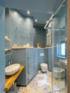 une salle de bain avec une douche en verre et des toilettes dans l'établissement La Canonica, à Turin 3 autres photos