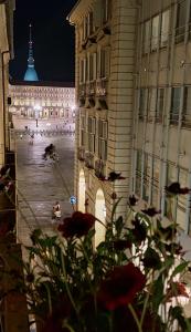 une vue sur un bâtiment avec une tour en arrière-plan dans l'établissement La Canonica, à Turin