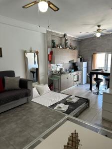 un soggiorno con divano e cucina di Casa da Joana a Portimão