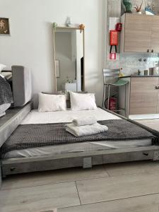 un grande letto in una stanza con specchio di Casa da Joana a Portimão