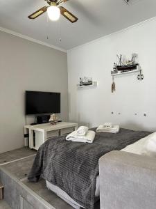 una camera da letto con un letto e una TV a schermo piatto di Casa da Joana a Portimão