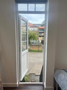 una ventana abierta con vistas a un patio en Spacious Duplex near Clapham, en Londres