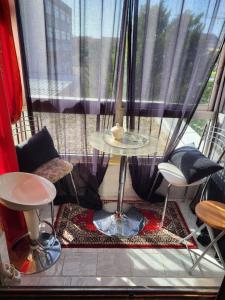 een kamer met een tafel en stoelen en een raam bij Studio de Luxe in Vitry-le-François