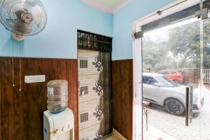 Pokój z wentylatorem i drzwiami z oknem w obiekcie OYO Flagship 84929 Omax Guest House w mieście Faridabad