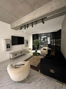 a living room with a couch and a tv at A luxurious 1+1 apt at Sinpaş Queen Bomonti f-16 in Istanbul