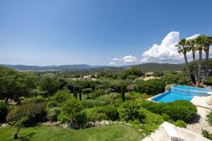 a view of a garden and a swimming pool at Golfvilla Riviera in Grimaud