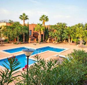 una piscina en un patio con palmeras en Geweldig Appertement in La Zenia, Costa Blanca Z., en Orihuela