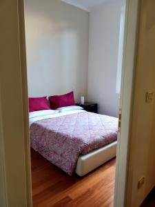 una camera da letto con un letto con cuscini rossi di Masc 26 a Bologna