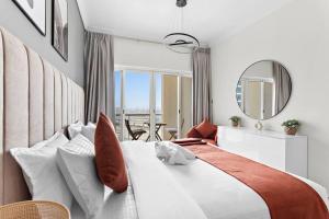 een slaapkamer met een groot bed met een knuffeldier erop bij StoneTree - Amazing 1BR with Lake View in Dubai