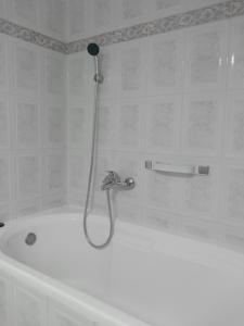 een badkamer met een bad en een douche bij AniBo studios and apartments ZERO POINT 46 in Thessaloniki