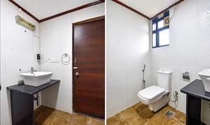 - deux photos d'une salle de bains avec toilettes et lavabo dans l'établissement FabExpress Ocean Inn Colva, à Marmagao