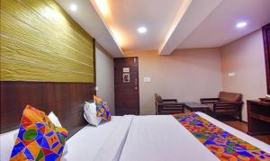 Cette chambre comprend un lit, un bureau et une chaise. dans l'établissement FabExpress Ocean Inn Colva, à Marmagao