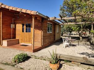 Cabaña de madera con mesa y patio en Casa Rural en Yeguada Vistabella., en Enguera