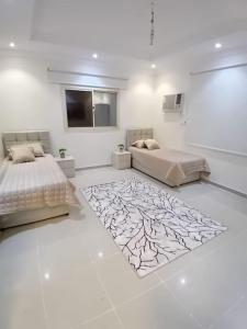 En eller flere senge i et værelse på وحدة الأنس 8
