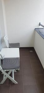 una stanza con un tavolo e due sedie in una stanza di Apartman Blok 51 a Banja Luka