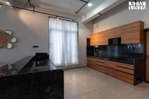 Dapur atau dapur kecil di StayVista's Rivulet Waters - Lakefront Villa with Infinity Pool, Jacuzzi, Lawn, and Rustic Gazebo