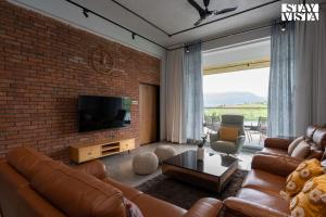 StayVista's Rivulet Waters - Lakefront Villa with Infinity Pool, Jacuzzi, Lawn, and Rustic Gazebo 휴식 공간