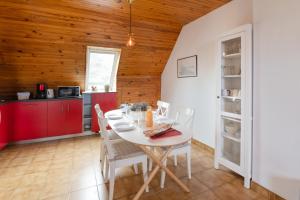 cocina y comedor con mesa y sillas en STERENN VOR - Appartement vue mer, en Lampaul-Plouarzel