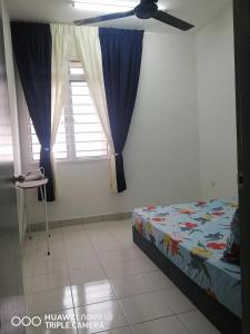 - une chambre avec un lit et une fenêtre dans l'établissement Jannah Guest House Putrajaya, à Putrajaya