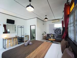 1 dormitorio con 1 cama grande y sala de estar en THE NAIYANGHOUSE en Nai Yang Beach