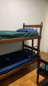 Двухъярусная кровать или двухъярусные кровати в номере Hostel Salazar
