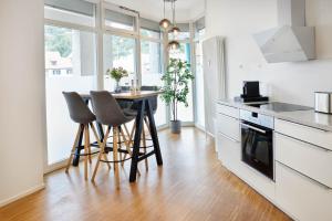 a kitchen with a table and chairs in a room at Design City Apartment, Modern, ebenerdig, Top Lage in Weinheim