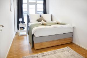 a bed with two teddy bears on it in a bedroom at Design City Apartment, Modern, ebenerdig, Top Lage in Weinheim