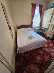 ein Schlafzimmer mit einem Bett in einem Zimmer mit Teppichboden in der Unterkunft The 23 in London