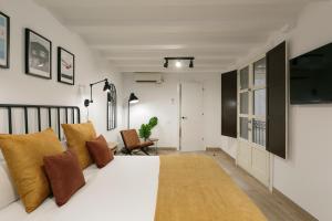 バルセロナにあるKeyFamily Loft Las Ramblasのベッドルーム(白い大型ベッド、茶色の枕付)