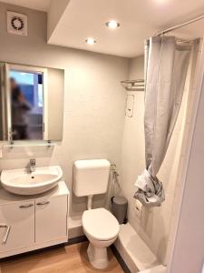 a white bathroom with a toilet and a sink at Süßes kleines und zentrales Apartment für zwei Personen mitten in Hamburg in Hamburg