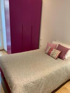 1 dormitorio con 1 cama con puerta morada en Belvedere, en Perugia