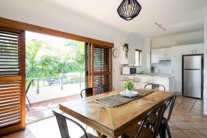 een keuken en eetkamer met een tafel en stoelen bij Haven on Noosa Hill - sunset views, pools, spa in Noosa Heads