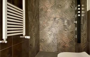 La salle de bains est pourvue d'un mur design. dans l'établissement Pet Friendly Home In Roma With House A Panoramic View, à Rome
