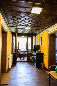 Къща ЕТНО في كوبريفشتيتسا: غرفة معيشة مع أرضية خشبية وجدران صفراء